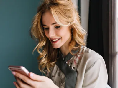 O femeie utilizează telefonul mobil -Foto: Freepik (rol ilustrativ)