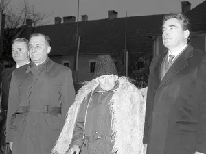 Virgil Măgureanu, directorul SRI, Ion Iliescu, președintele României și Petre Roman, la Alba Iulia, unde sărbătoreau pentru prima data  Ziua Națională a României,  la 1 decembrie 1990 - Foto: Agerpres