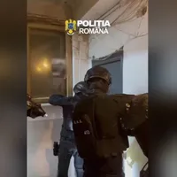 Polițiștii, în timpul perchezițiilor din București. Foto: Captură video Poliția Română