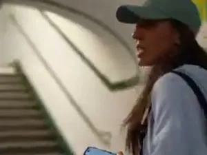 Au apărut imaginile! Miliardara care merge cu metroul a trecut neobservată