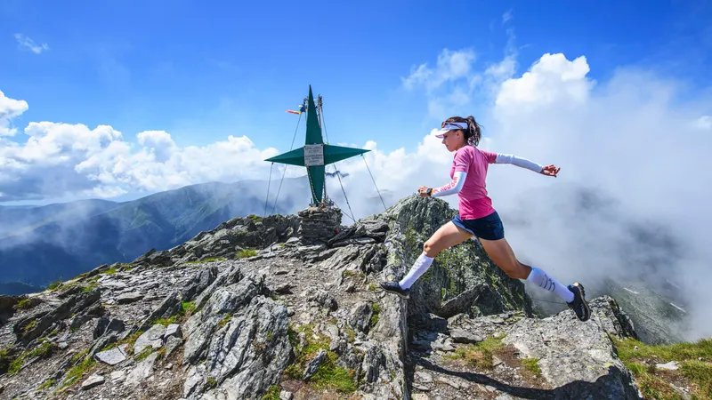 Foto: Denisa Dragomir atinge Vârful Lespezi (2517m) / Mihai Stetcu/Red Bull