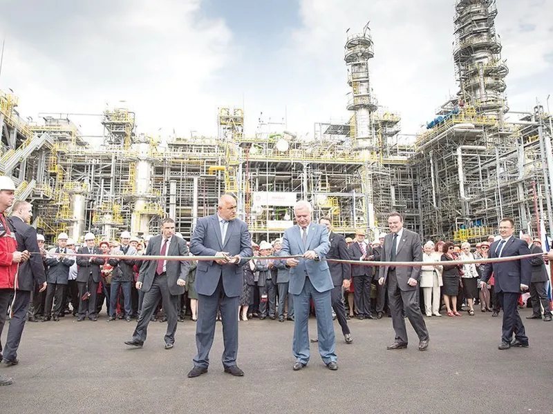 Premierul bulgar   Boyko Borisov și președintele Lukoil, Vagit Alekperov, inaugurează o  instalație la rafinăria din Burgas