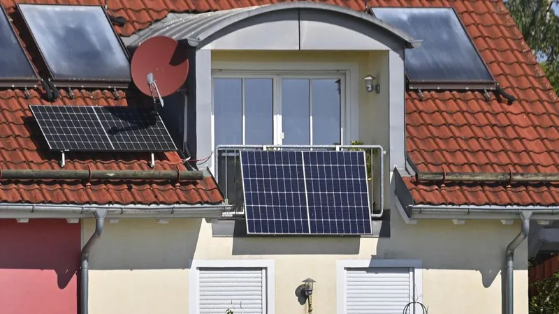 Occidentalii îşi montează mai nou centrale solare în balcon. Cum funcţionează noul sistem? - Foto: Profimedia Images