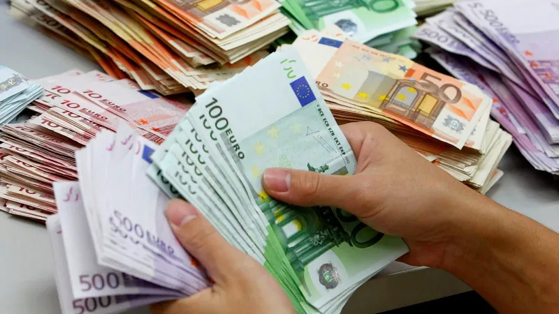 Avea o avere în euro, dar era falsă. Poliția l-a prins la cumpărături - Foto: bzc.ro (imagine cu caracter ilustrativ)