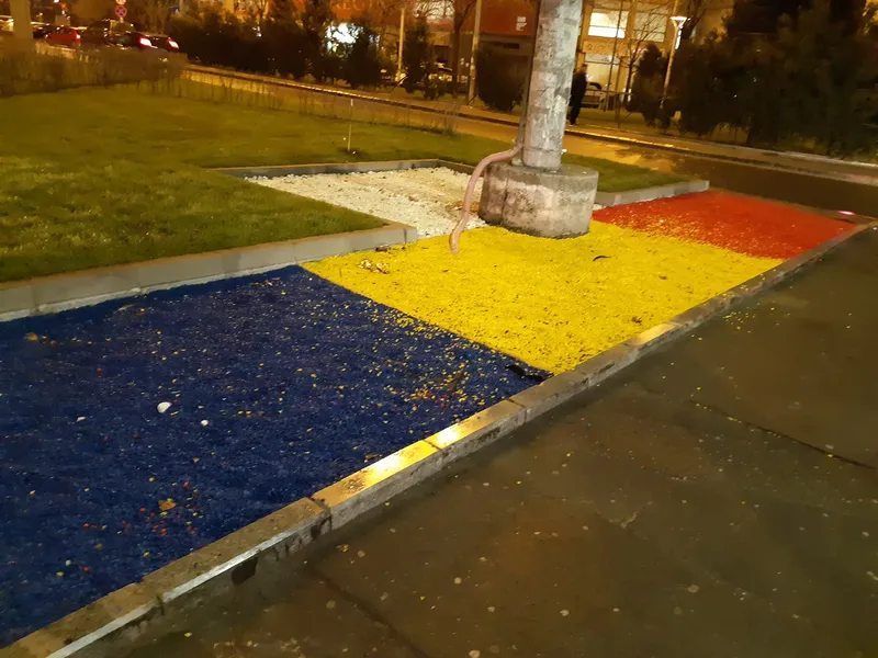 Pietriș tricolor pe strada Lujerului. FOTO: Newsweek România