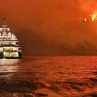 13 petrecăreți, arestați în Grecia. Au tras cu artificii de pe yaht și au dat foc unei păduri - Foto: ekathimerini.com