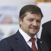 Omul de afaceri Ștefan Vuza se retrage bombănind - Foto: INQUAM PHOTOS/Octav Ganea