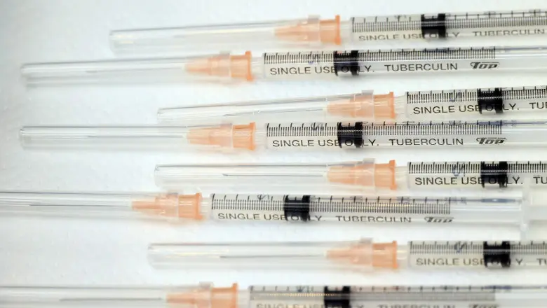 Vaccinarea anti-COVID se poate opri brusc: nu sunt suficiente seringi/FOTO: Digi24