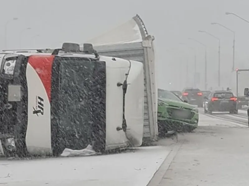 Vântul a suflat și cu 130 de kilometri la oră. FOTO: Facebook