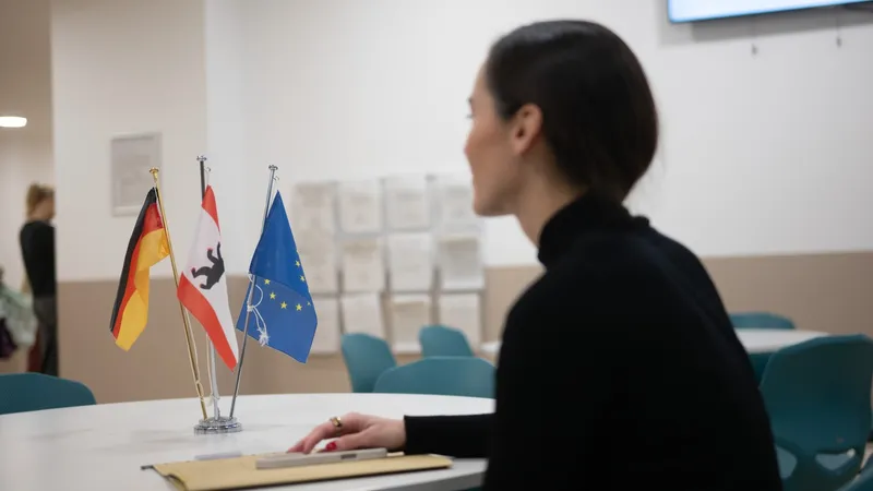 Escrocheria ”Biroul de Imigrări”. Străinii cred că își dau datele unor angajați ai statului - Foto: Profimedia Images (rol ilustrativ)