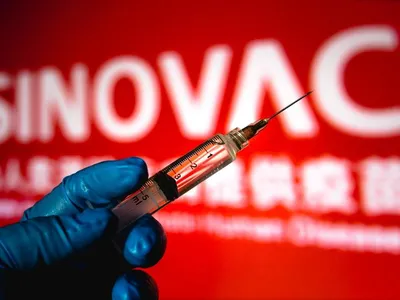 Vaccinarea cu două doze Sinovac, plus booster Pfizer, puţin eficientă împotriva Omicron (studiu). / Foto: hotnews.ro