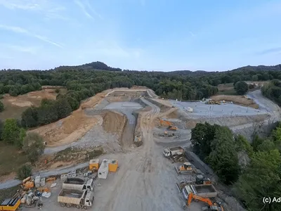 Cel mai lung tunel de pe A1 Sibiu–Pitești intră în linie dreaptă. „Cârtița” de 3.300 de tone, pregătită de foraj