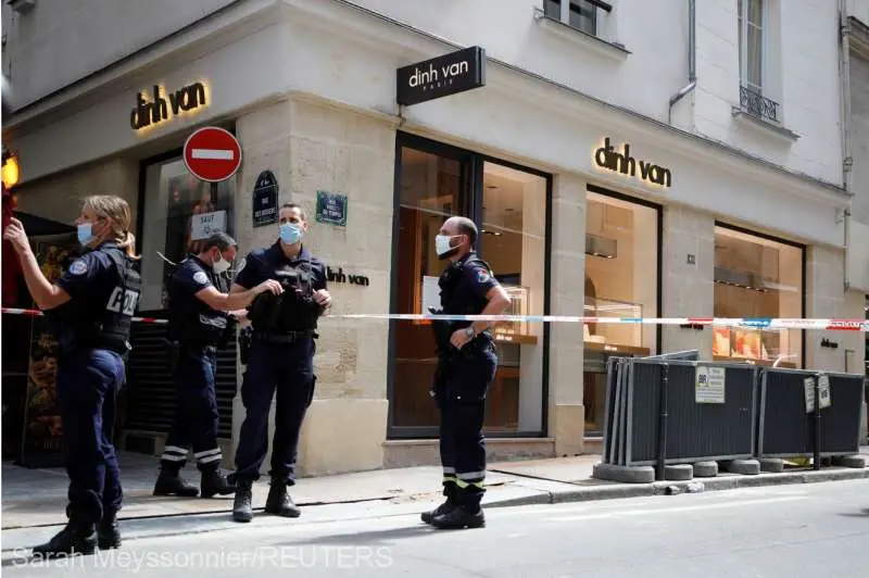 După Chaumet, și bijuteria Dinh Van din zona Champs Elysées a fost jefuită. / Foto: agerpres.ro