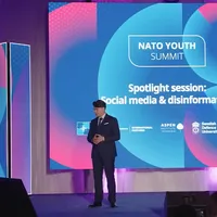 Selly, invitat la un summit NATO - Foto:captură Youtube