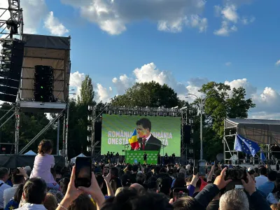 FOTO Mii de oameni la mitingul „România în lumină” din București. Participă Nicușor Dan Foto: Newsweek