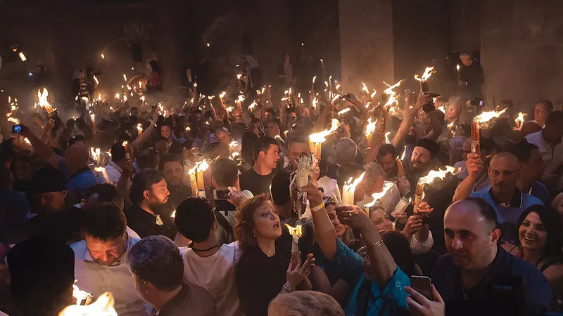 Pelerinii creștini ortodocși țin lumânări în timpul ceremoniei Sfântului Foc în Biserica Sfântului Mormânt (30 aprilie 2016)