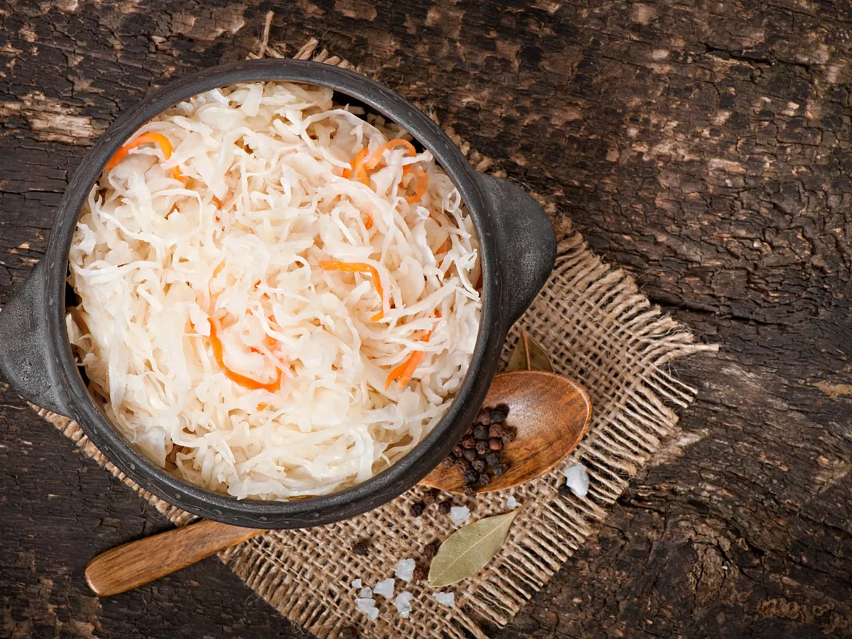 Varză murată cu morcov în bol de lemn - Foto: Magnific.com (Imagine cu rol ilustrativ)