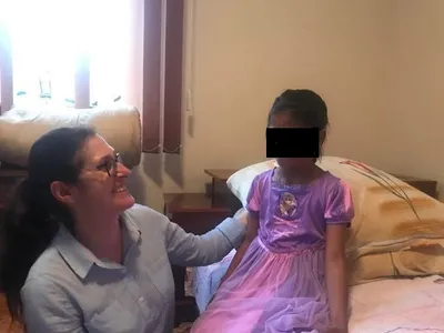 Sorina și mama ei adoptivă, Ramona Săcărin