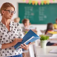 Profesoară în clasă - Foto: magnific.com (Imagine cu rol ilustrativ)