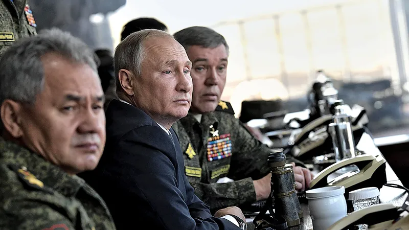 TRIOUL DE LA PUTERE De la stânga: Ministrul rus al Apărării Serghei Șoigu, președintele Vladimir Putin și șeful Statului Major, generalul Valeri Gherasimov