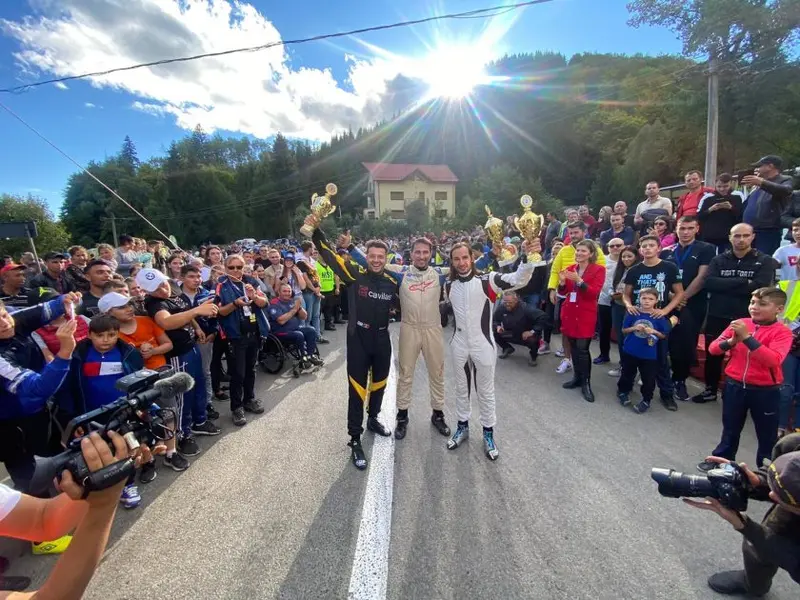 Mirea, Dumitrescu și Ciovică s-au bucurat de podium în prezența a sute de spectatori. Foto: Pixi Media