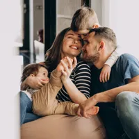 Joi se fac plățile sociale. Mămicile, elevii și persoanele cu copii adoptivi încasează bani Foto: Freepik (fotografie cu caracter ilustrativ)