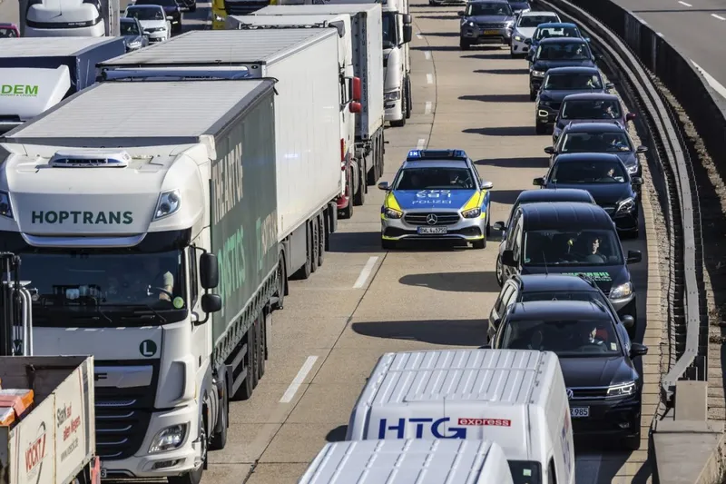 Coloană de camioane pe o autostradă din Germania - Foto: Profimedia Images