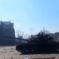 Rușii sărbătoresc distrugerea orașului Mariupol făcând drifturi cu tancurile/FOTO: Twitter/@KevinRothrock
