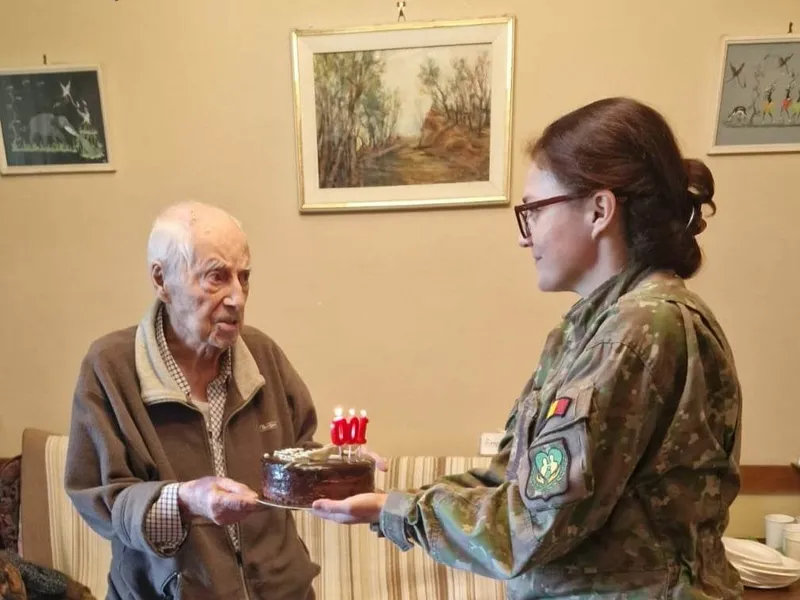 Veteranul de război Dumitru Olaru a împlinit vârsta de 100 de ani Foto: Facebook/MApN