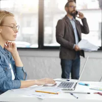 Patronii, obligați să crească salariu angajaților cu 2 ani vechime. 1800.000 români iau bani în plus - Foto: Freepik