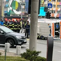 Ambulanță răsturnată după un accident rutier în București - Foto: ISU