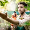 Bărbat care stropește plantele - Foto: Magnific.com (Imagine cu rol ilustrativ)
