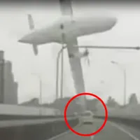 Un avion a tăiat o mașină în două cu câteva secunde înainte de a se prăbuși într-un râu - FOTO: Youtube/@CBCNews