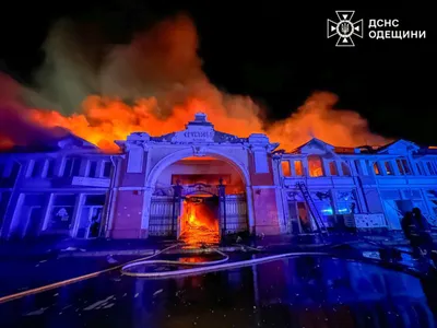 Atac devastator cu drone inima Odesei. Piața Pryvoz, simbol al orașului, cuprinsă de flăcări - Foto: X/ @AndriyKostinUa