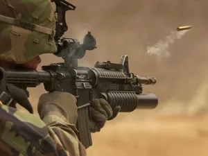 Soldat NATO ţintind şi trăgând cu o puşcă cu repetiţie - Foto: Pexels/Pixabay