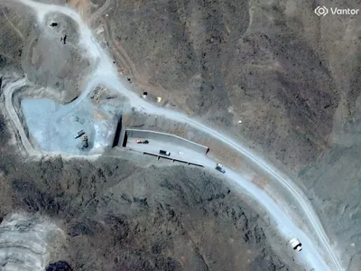 Intrarea vestică a complexului de tuneluri de la Muntele Pickaxe, situat în vecinătatea instalației nucleare de la Natanz, din provincia iraniană Isfahan - Foto: Profimedia Images