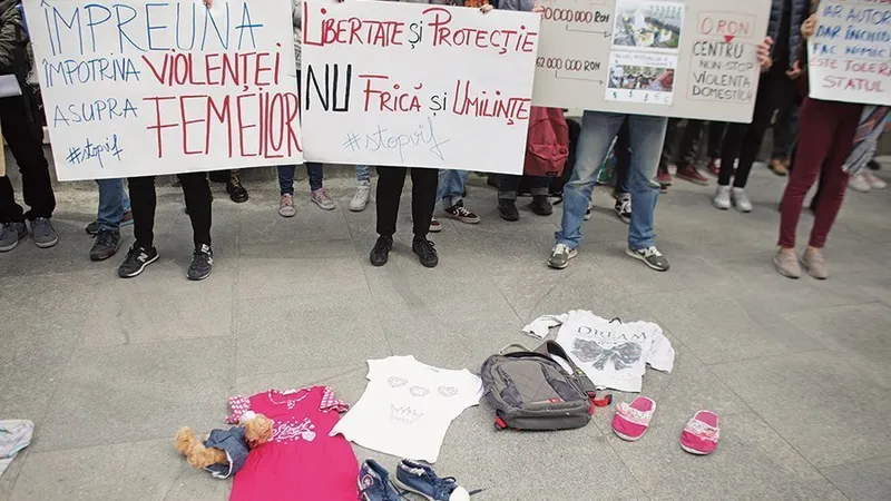 Protest la închiderea singurului centru din București deschis non-stop pentru victimele violenței domestice. 23.000 de cazuri de violență în familie au avut loc în România, în 2018, potrivit datelor IGPR, furnizate ONG-ului Filia