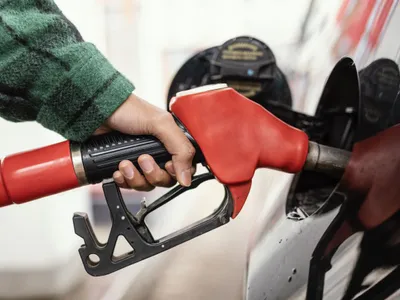 Bărbat alimentându-şi maşina cu carburant, la o pompă de benzină - Foto: Freepik/CC0