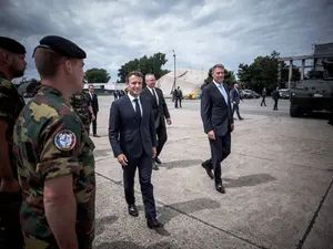 Emmanuel Macron și președintele României, Klaus Iohannis, trec în revistă trupele prezente la baza aeriană NATO de la Mihail Kogălniceanu, pe 15 iunie 2022 - Foto: Profimedia Images