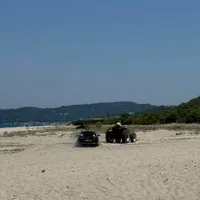 Un constănțean, „vedetă” pe o plajă din Halkidiki. A rămas împotmolit cu mașina în nisip - Foto: Facebook/Forum Grecia