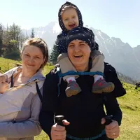 Andi Cârlan, alături de soția lui și de cele două fiice