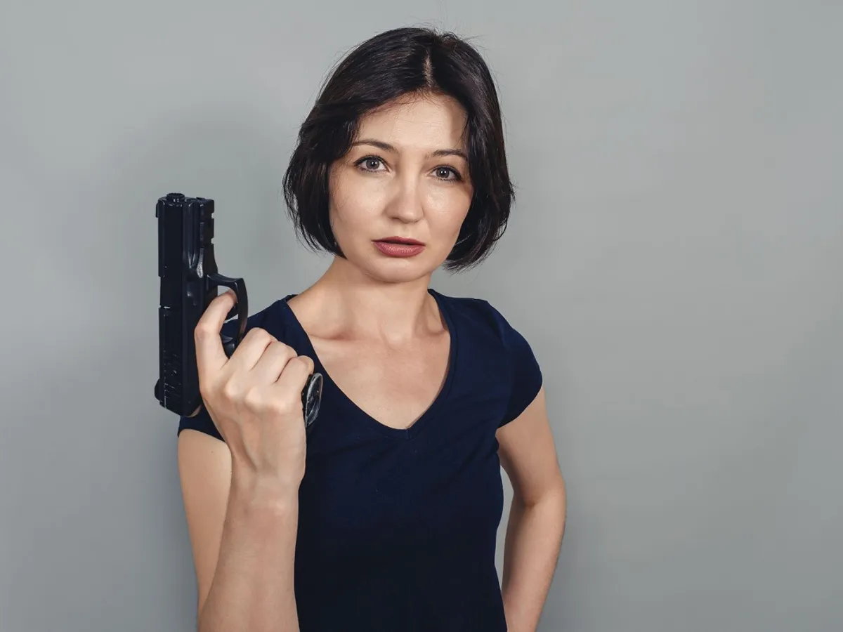 Femeie cu pistol în mână - Foto: Profimedia (cu rol ilustrativ)