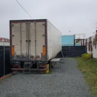 Camionul frigorific în care sunt depozitați morții de COVID în TImișoara Foto: Opinia Timișoarei