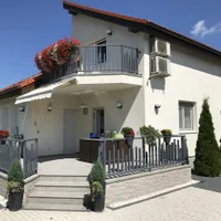Românii care pot ajunge în instanță dacă stau la curte și au balcon. La ce trebuie să fie atenți? - Foto: Profimedia / imagine rol ilustrativ