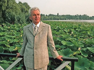 Peter Turnley, fotograf pentru Newsweek, l-a pus pe Ceaușescu să pozeze pe un pod, pe Lacul Snagov, cu nuferi în spate. Dictatorul a acceptat. Moment tragicomic: „stejarul din Carpați” era să cadă când fotograful l-a atins