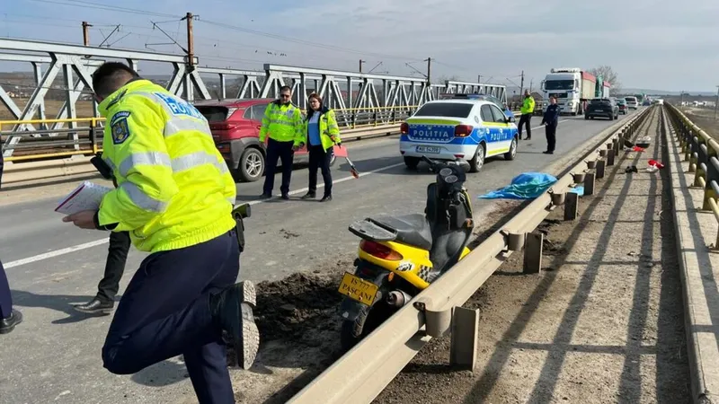 Un bătrân de 70 de ani pe scuter, strivit de un TIR pe podul peste Siret de la Pașcani. - Foto: telem.ro