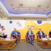 Dezbatarea „Societatea 4.0, lentile prin care privim spre viitor“ din cadrul Summit-ului