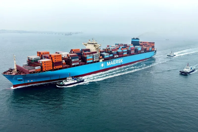 Navă de marfă &icirc;ncărcată cu containere de comerț exterior navighează &icirc;n portul chinezesc Qingdao - Foto: Profimedia Images