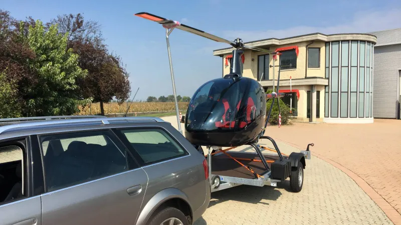 Poliția germană a descoperit doi români care transportau un elicopter folosind o remorcă auto/FOTO: cochettrailer.uk
