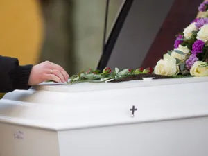 VIDEO Un bărbat, dus la Poliție după ce a furat verigheta de la un decedat și biscuiții de pomană - Foto:Freepik (rol ilustrativ)